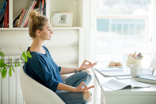 Pausa no trabalho para meditar