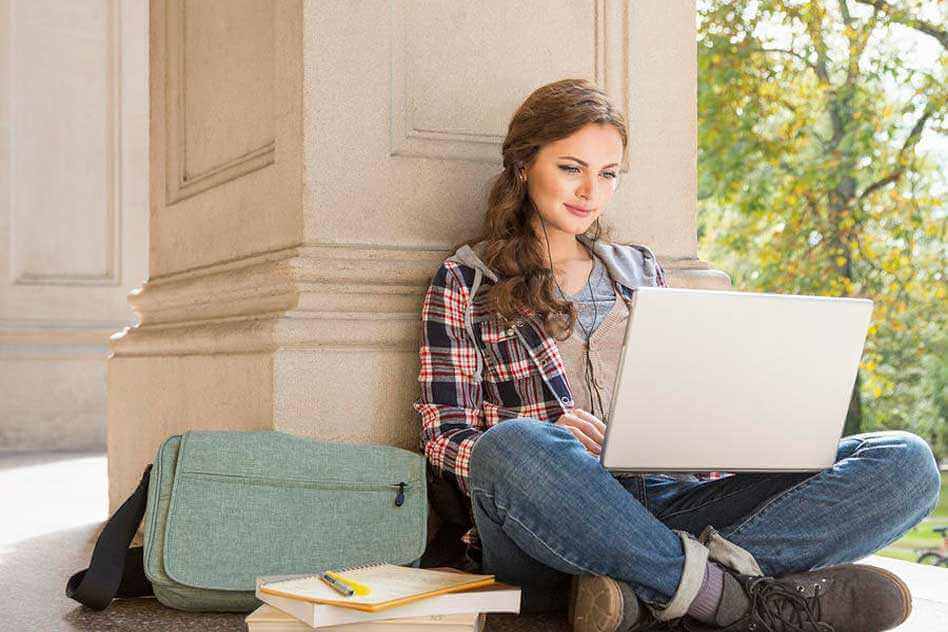 Jovem estudando no computador