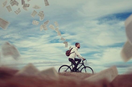 Homem andando de bicicleta