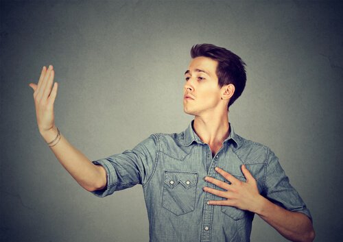 Homem egocêntrico e narcisista