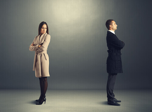 Homem e mulher com ódio à primeira vista