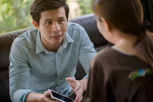 Homem praticando mansplaining