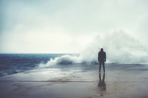 Homem observando o mar