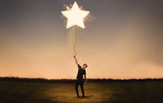 Homem segurando estrela no céu