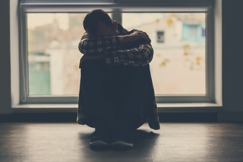 Homem sofrendo de transtorno delirante