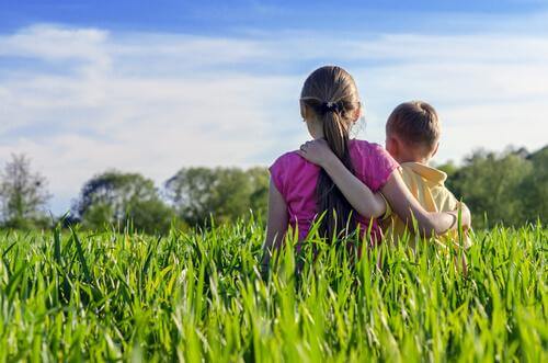 Mãe abraçada com seu filho