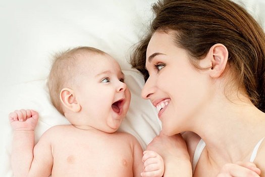 Mãe sorrindo para filho bebê