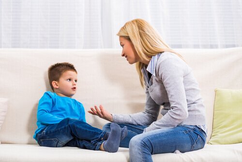 Mãe e filho negociando