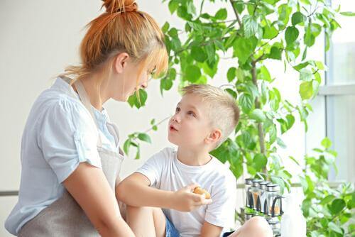 Mãe conversando com seu filho
