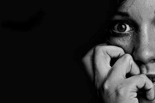 Mulher sentindo medo