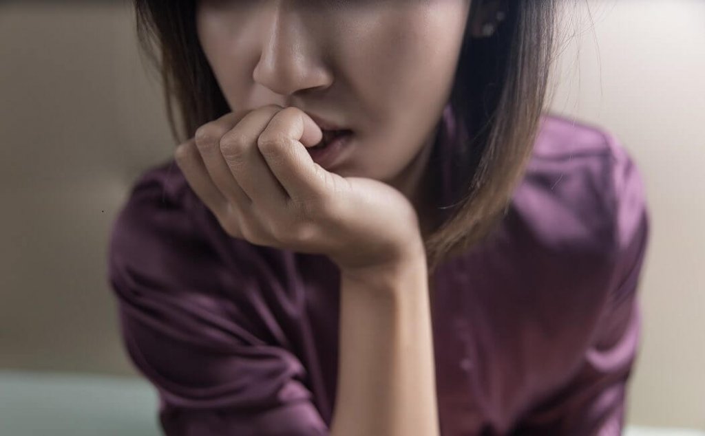 Mulher com transtorno de ansiedade por separação