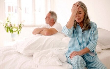Mulher com menopausa preocupada
