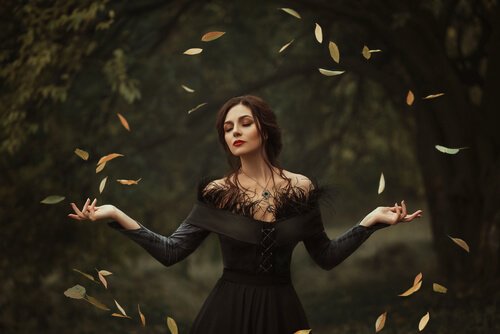 Mulher na floresta com folhas voando