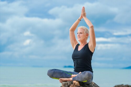Mulher meditando na terceira idade