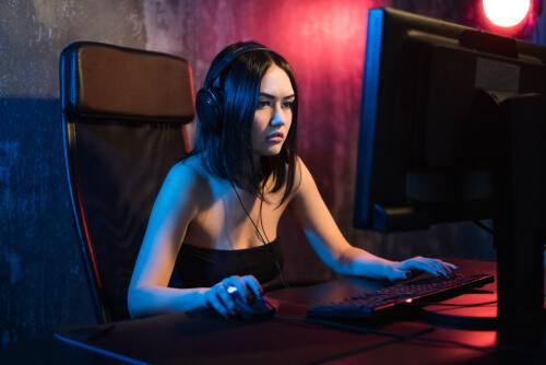 Mulher jogando videogame