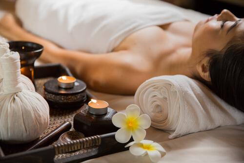 Mulher em sessão de relaxamento