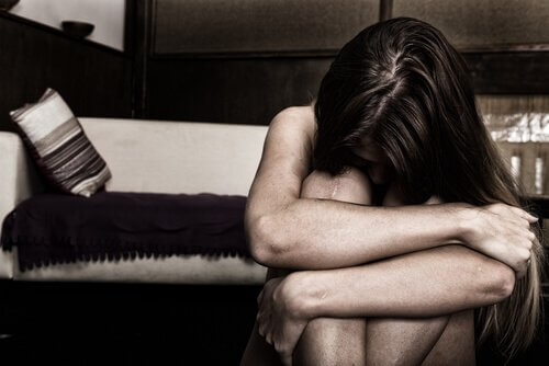 Mulher sofrendo por causa de pessoas carentes de empatia