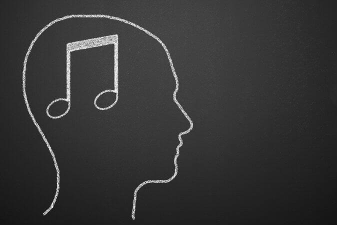 Como a música influencia a internalização de mensagens?