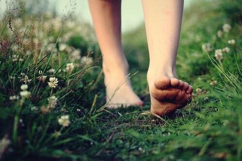 Andar descalça na grama