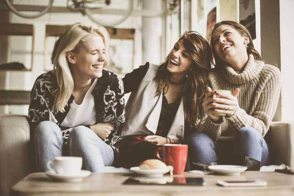 Amigas rindo e se divertindo