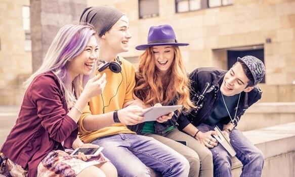 Jovens se divertindo