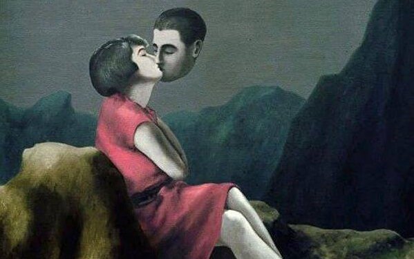 Mulher beijando homem sem corpo