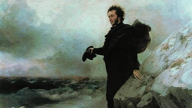 Homem caminhando perto do mar
