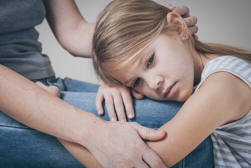 Mãe consolando sua filha