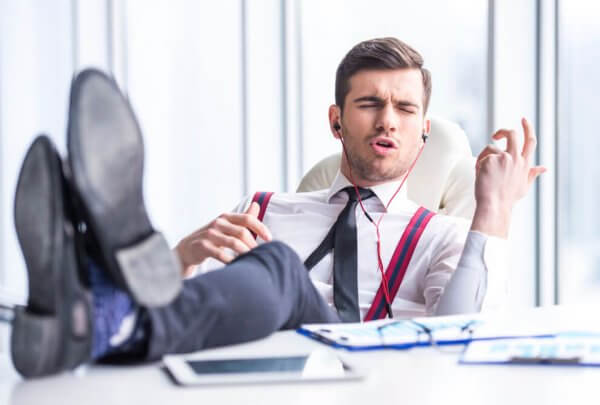 Homem se divertindo no trabalho