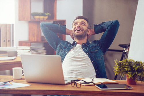Homem satisfeito com seu trabalho