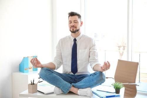 Homem meditando no trabalho