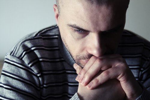 Homem sofrendo de depressão dupla