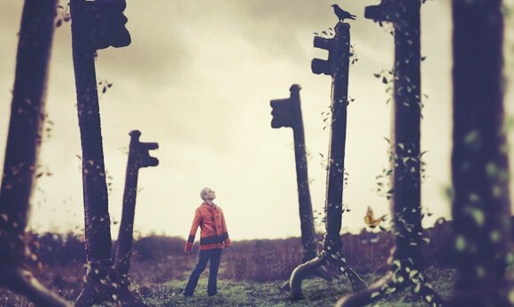 Homem observando chaves enormes