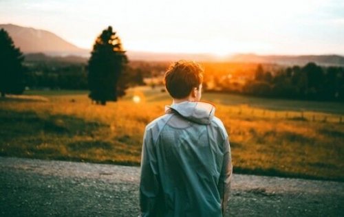 Jovem observando paisagem