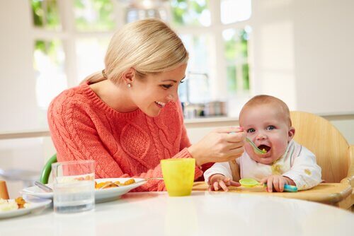 Mãe alimentando seu filho
