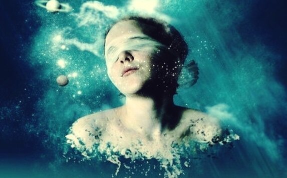 Menina com os olhos vendados