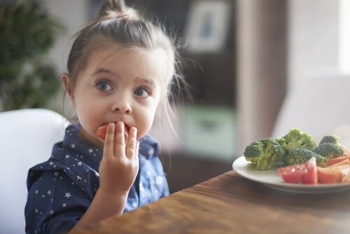 A importância de ensinar as crianças a comer bem