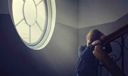 Criança enfrentando isolamento