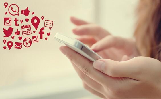 Pessoa usando smartphone