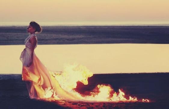 Mulher com vestido pegando fogo