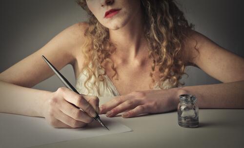 Mulher escrevendo à mão