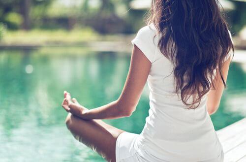 Mulher meditando