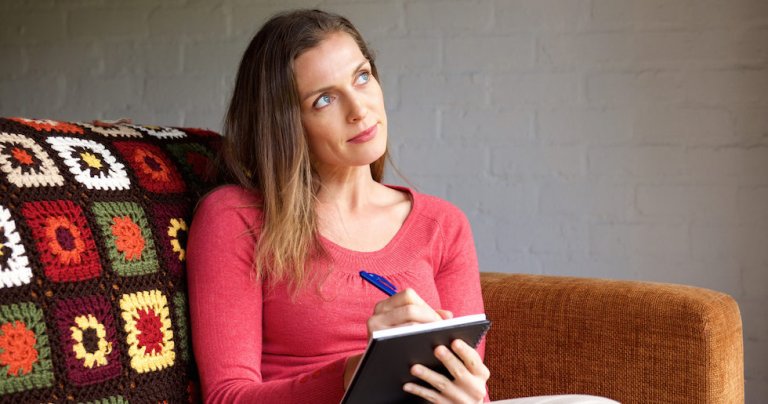 Mulher escrevendo diário