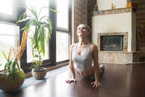Mulher fazendo ioga em casa