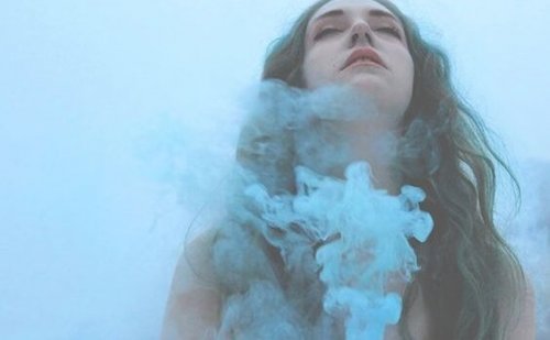 Mulher com fumaça azul