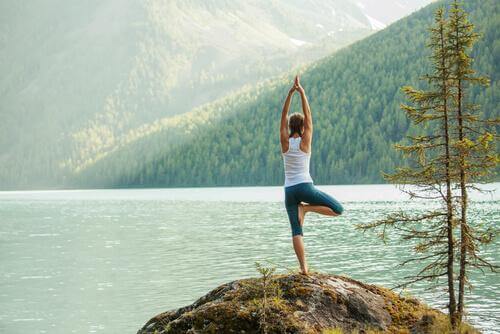 5 posturas fáceis de ioga para canalizar a energia