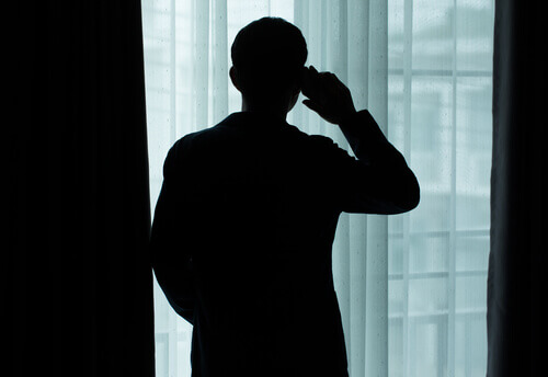 Silhueta de homem na janela