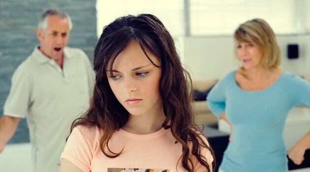 Pais brigando com adolescente