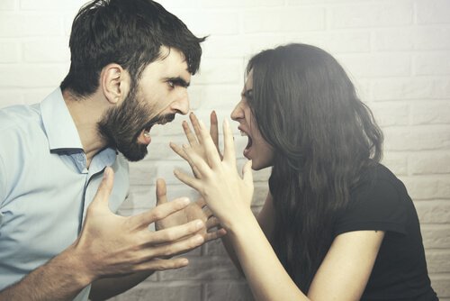 Casal discutindo com raiva