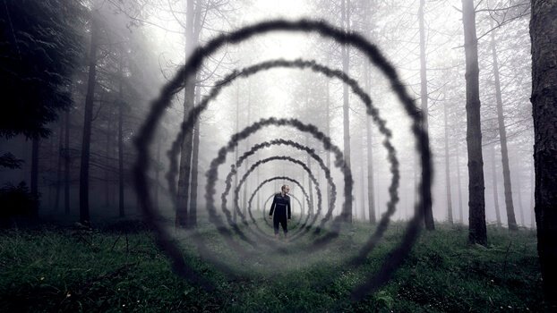 Túnel aberto em floresta